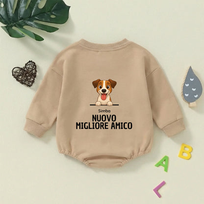 Dettaglio del ritratto di cane sorridente e nome personalizzato sul body bambino.