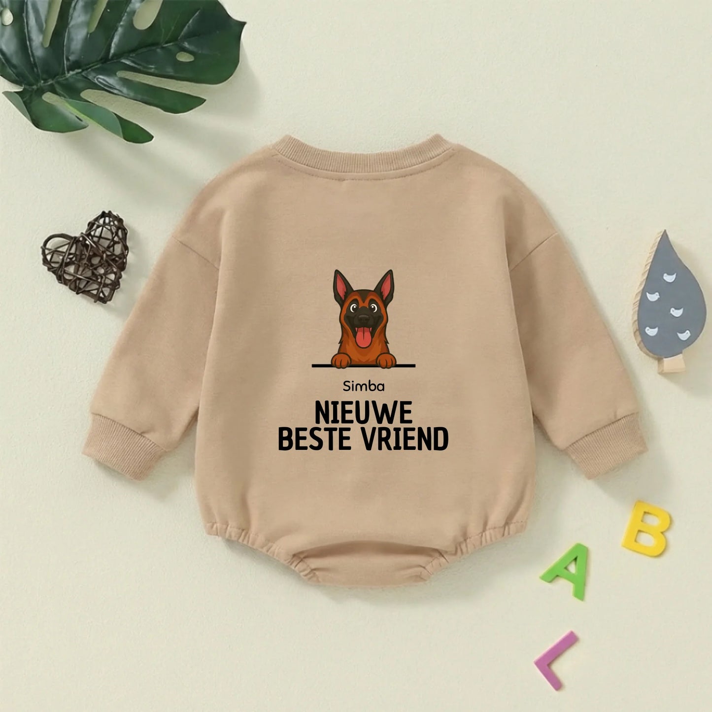 Detail van de ronde halslijn van de groene babyromper.