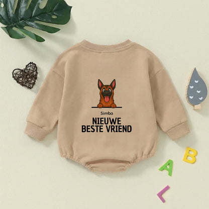 Detail van de ronde halslijn van de groene babyromper.