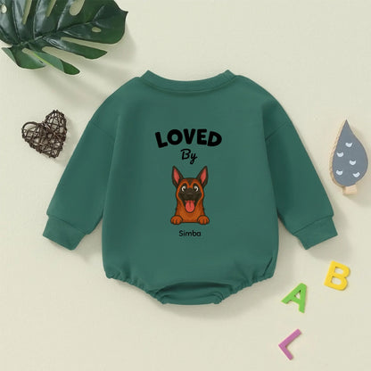Gepersonaliseerde donkergroene babyromper met 'LOVED By' en cartoonportret van een Duitse herder, plat gelegd.