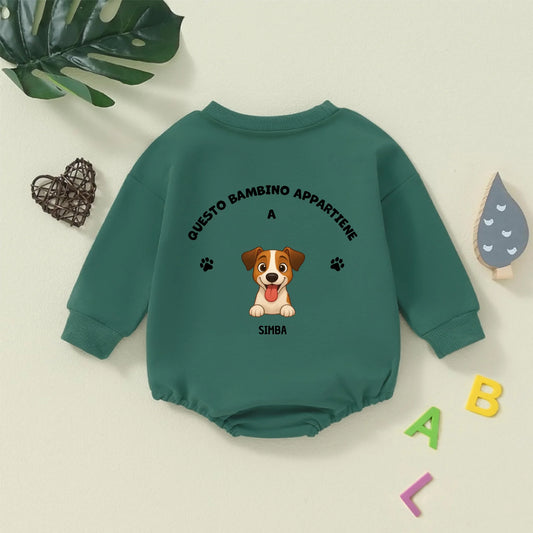 Body neonato personalizzato verde con illustrazione cane e slogan affettuoso.