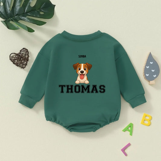 Body de bebé verde bosque personalizado con retrato de un perro Jack Russell sonriente y los nombres 'Simba' y 'Thomas' de Draw My Pets.