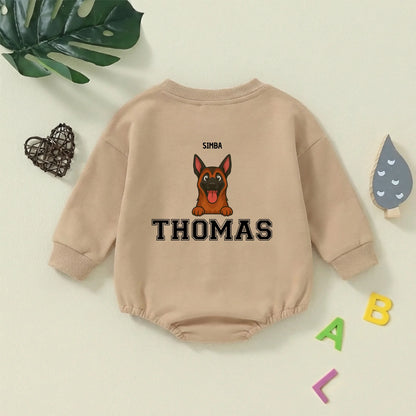 Close-up van de gepersonaliseerde print op de babyromper met de naam van de hond en de baby