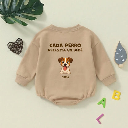 Detalle del dibujo del perro 'Simba' y el eslogan 'Cada perro necesita un bebé' en el body.