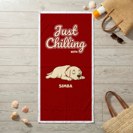 Personligt strandhåndklæde i rød med sovende gul labrador og teksten "Just Chilling with Simba".