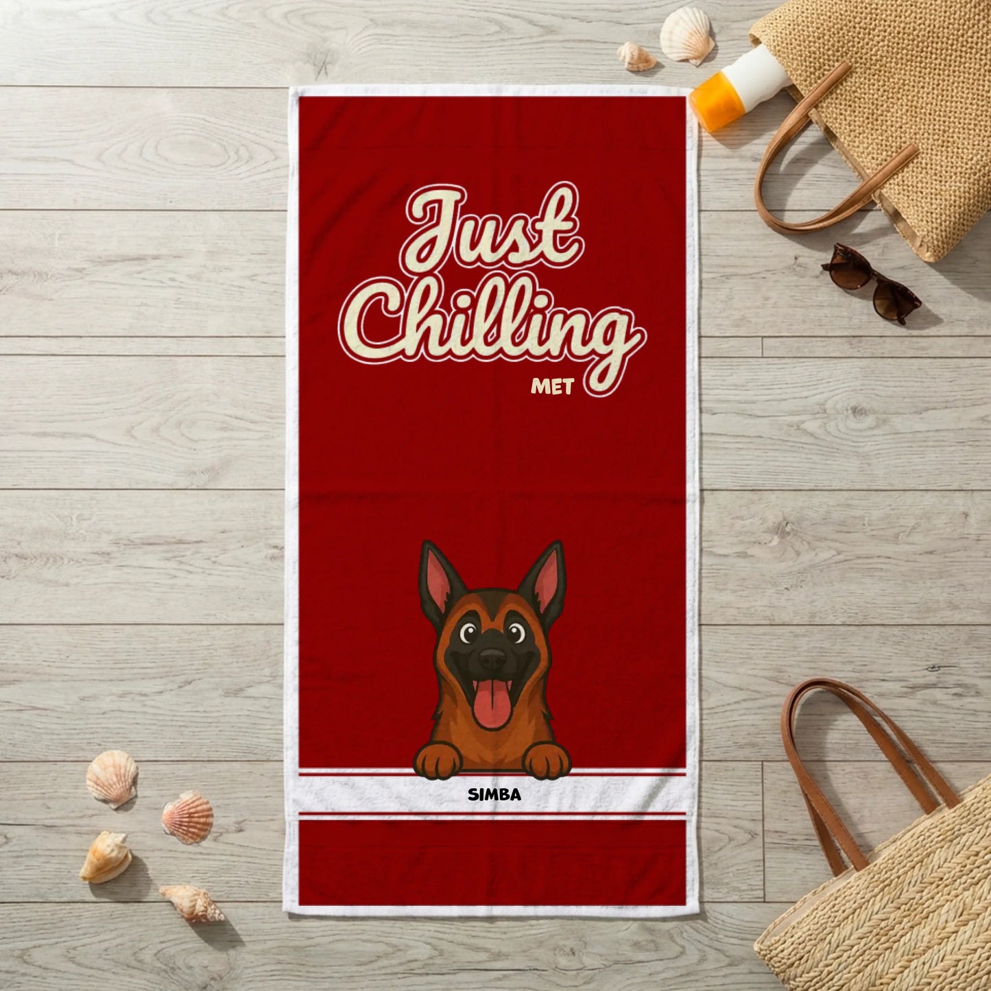 Gepersonaliseerde "Just Chilling" strandhanddoek met vrolijke cartoon hond op rode achtergrond.