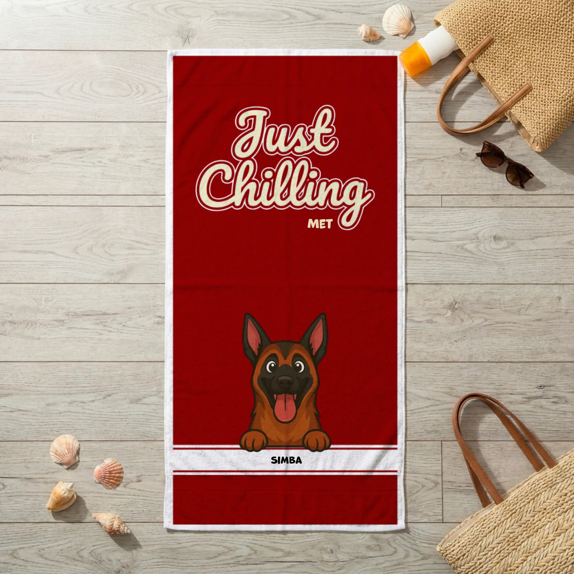 Gepersonaliseerde "Just Chilling" strandhanddoek met vrolijke cartoon hond op rode achtergrond.