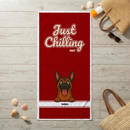 Gepersonaliseerde "Just Chilling" strandhanddoek met vrolijke cartoon hond op rode achtergrond.