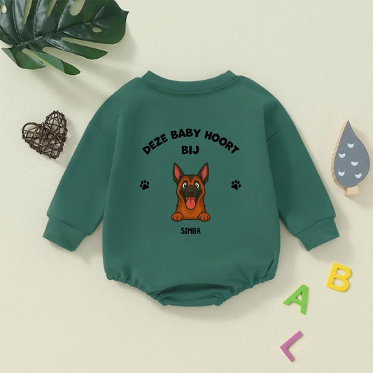 Gepersonaliseerde groene babyromper 'Deze baby hoort bij' met cartoonportret van een vrolijke Duitse Herder en naam.
