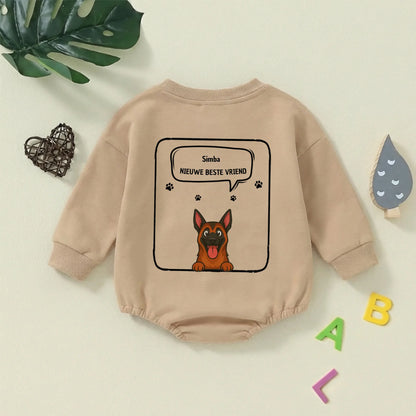 Detail van de print met lachende hond, pootafdrukken en 'Nieuwe Beste Vriend' tekst in bubbel.