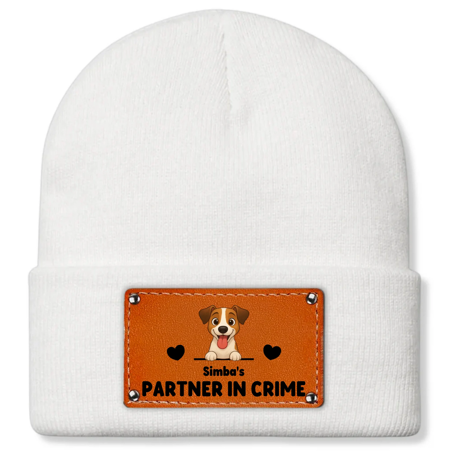 Persoon draagt een gepersonaliseerde zwarte muts tijdens een winterse wandeling met hun hond.