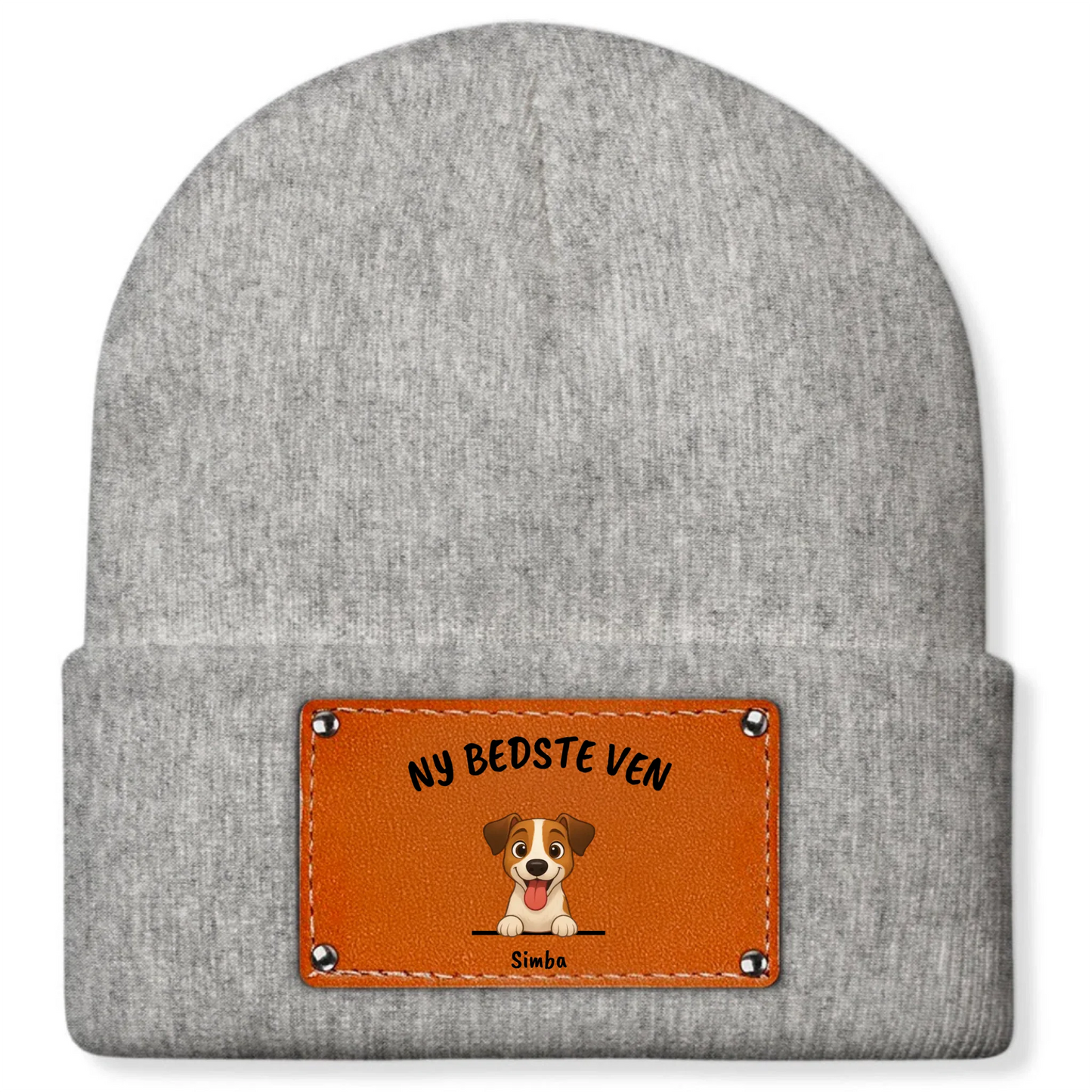 Detalje: Brunt hue-patch med tegnet hund, slogan 'NY BEDSTE VEN' og navn.