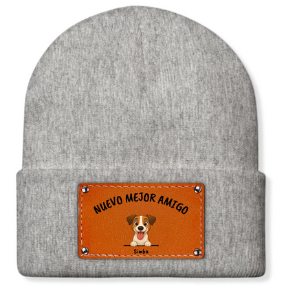 Detalle del parche marrón de gorro con perro sonriente y nombre 'Simba'