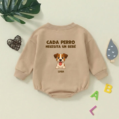 Detalle del cuello acanalado del body de bebé con diseño personalizado de perro