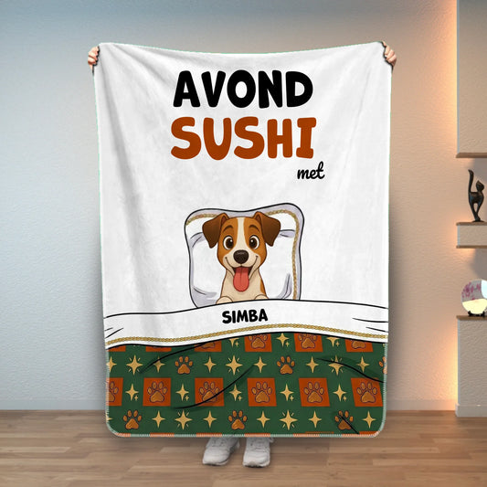 Gepersonaliseerd deken met vrolijke cartoon hond en 'Avond Sushi met' tekst, ideaal voor knusse momenten