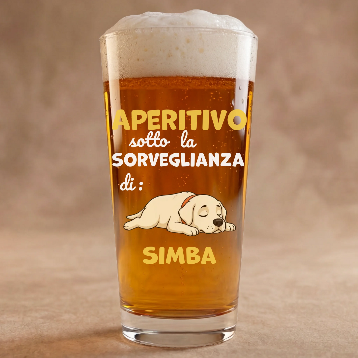 Bicchiere da birra personalizzato con ritratto cartoon di un Labrador dormiente e nome, perfetto per l'aperitivo.