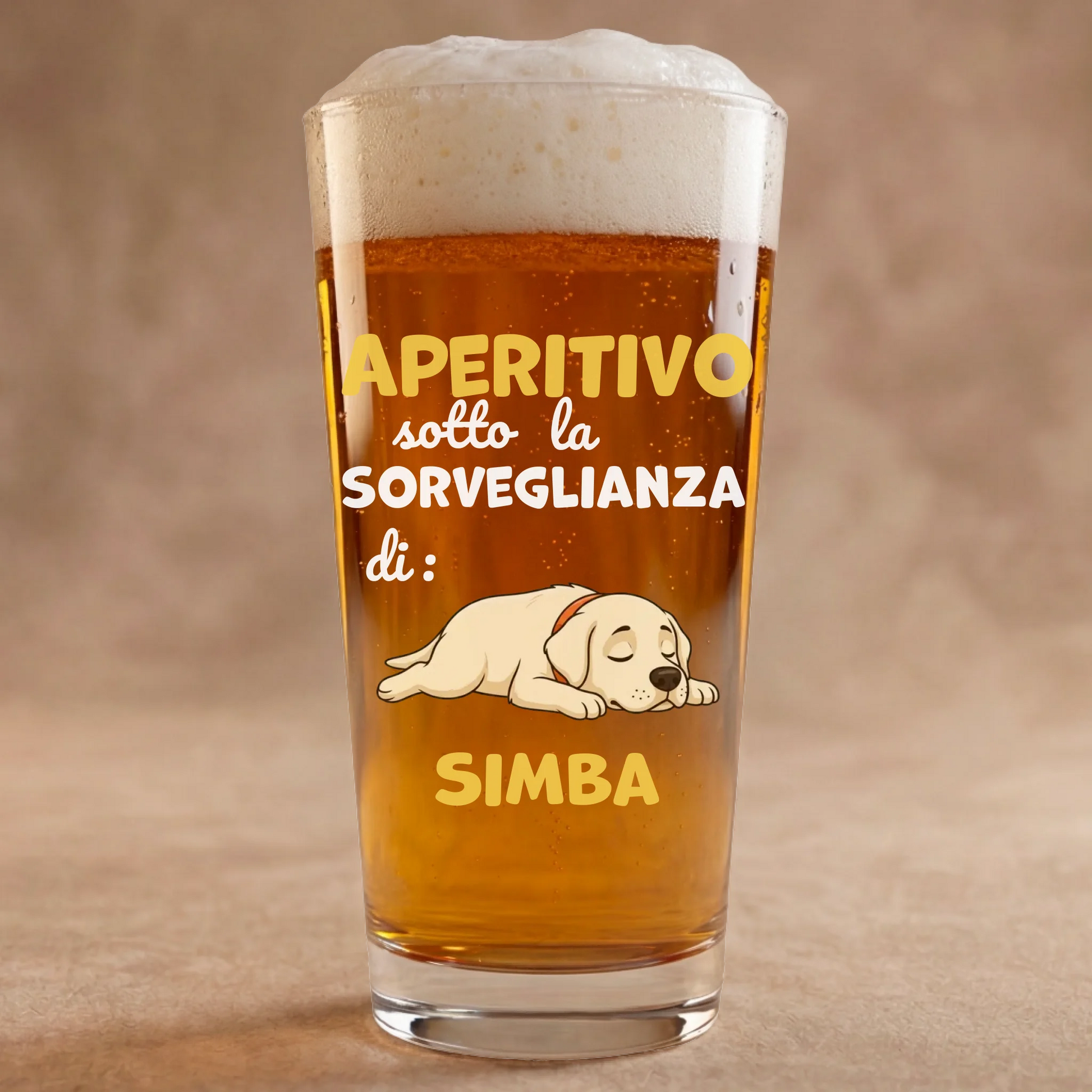 Bicchiere da birra personalizzato con ritratto cartoon di un Labrador dormiente e nome, perfetto per l'aperitivo.