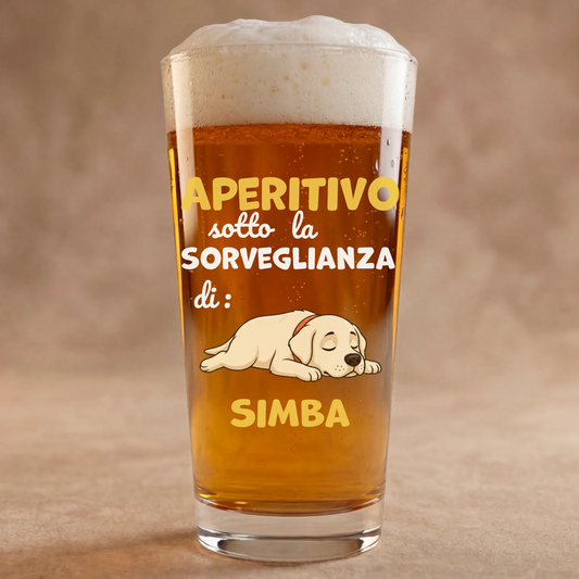 Bicchiere da birra personalizzato con ritratto cartoon di un Labrador dormiente e nome, perfetto per l'aperitivo.