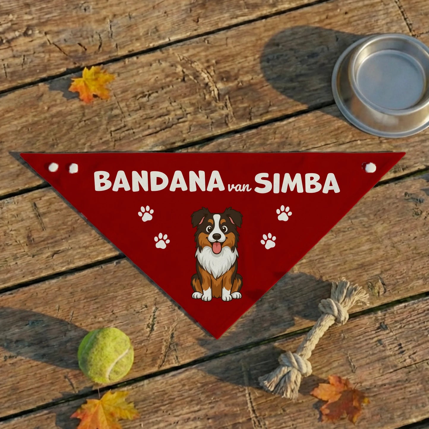 Rode gepersonaliseerde bandana met cartoon Australian Shepherd en de naam Simba op een houten ondergrond