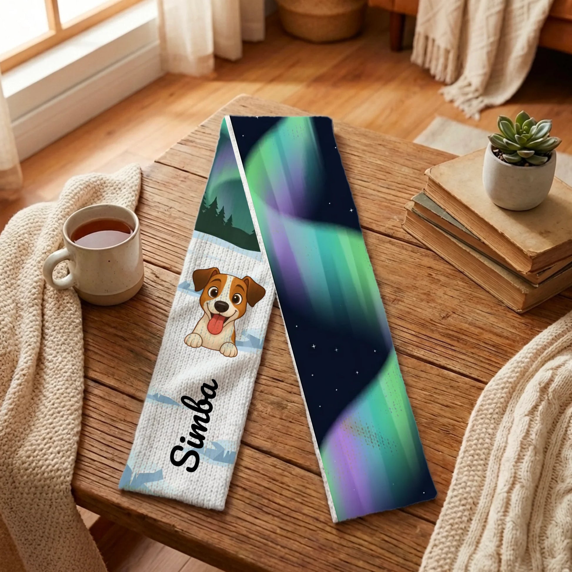 Bufanda personalizada con perro de dibujos animados y nombre 'Simba' en diseño navideño de Auroras Boreales sobre mesa de madera.