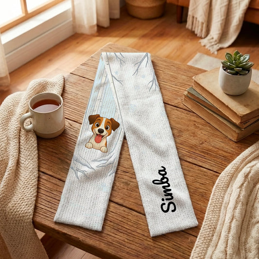 Bufanda personalizada "Primeras Nieves" con ilustración de perro y nombre en mesa de madera.