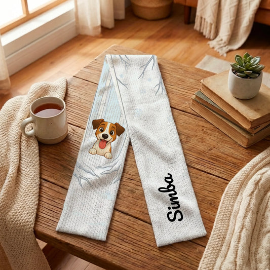 Sciarpa personalizzata "Prime nevi" con ritratto di cane Jack Russell e nome "Simba" su un tavolo di legno