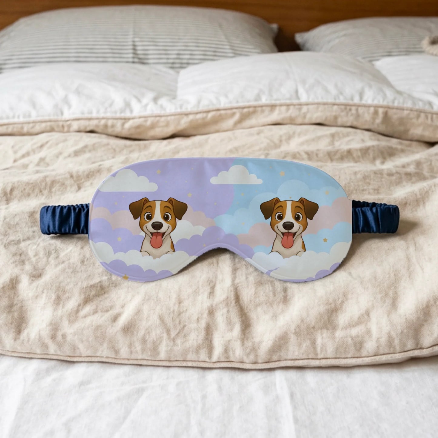 Gepersonaliseerd slaapmasker met vrolijke Jack Russell portretten en wolken op een bed.