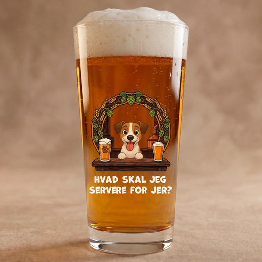 Personaliseret ølglas med glad hund som bartender og teksten "Hvad skal jeg servere for jer?".
