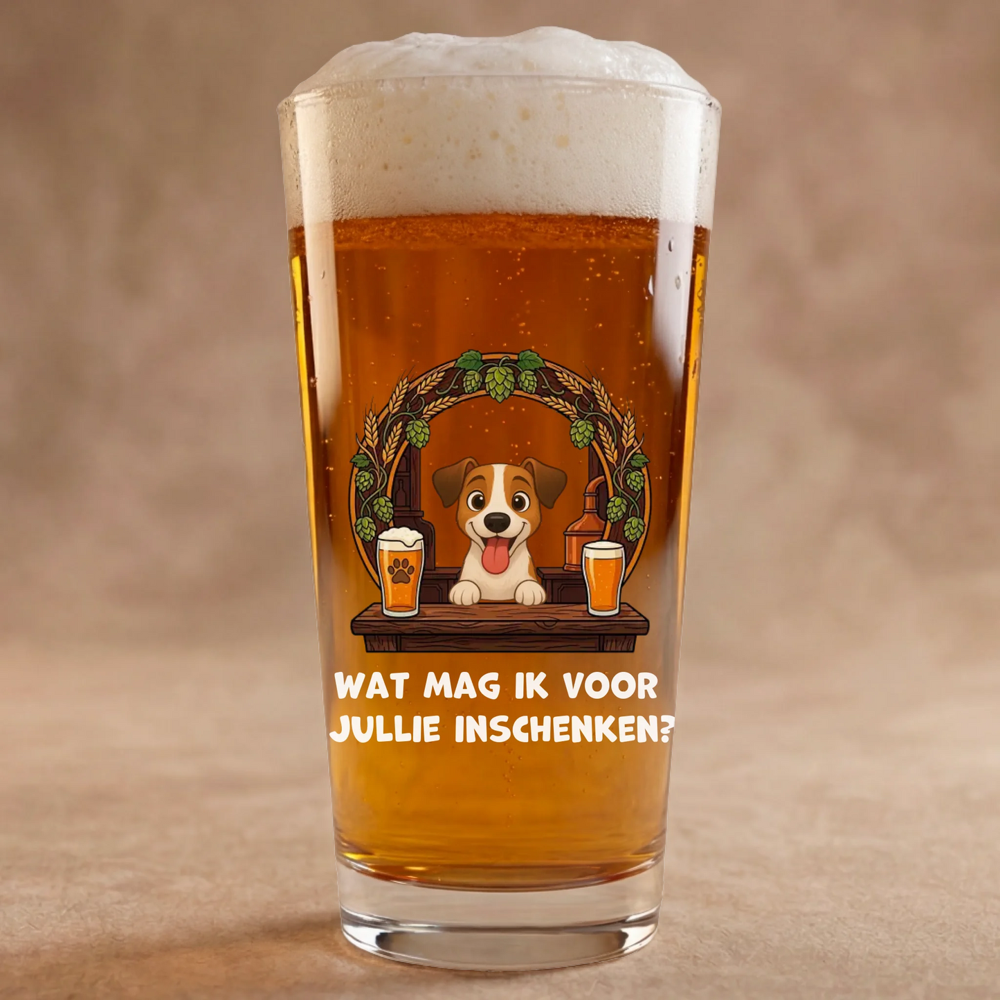 Gepersonaliseerd bierglas met grappige cartoon hond achter de bar en de tekst "Wat mag ik voor jullie inschenken?"