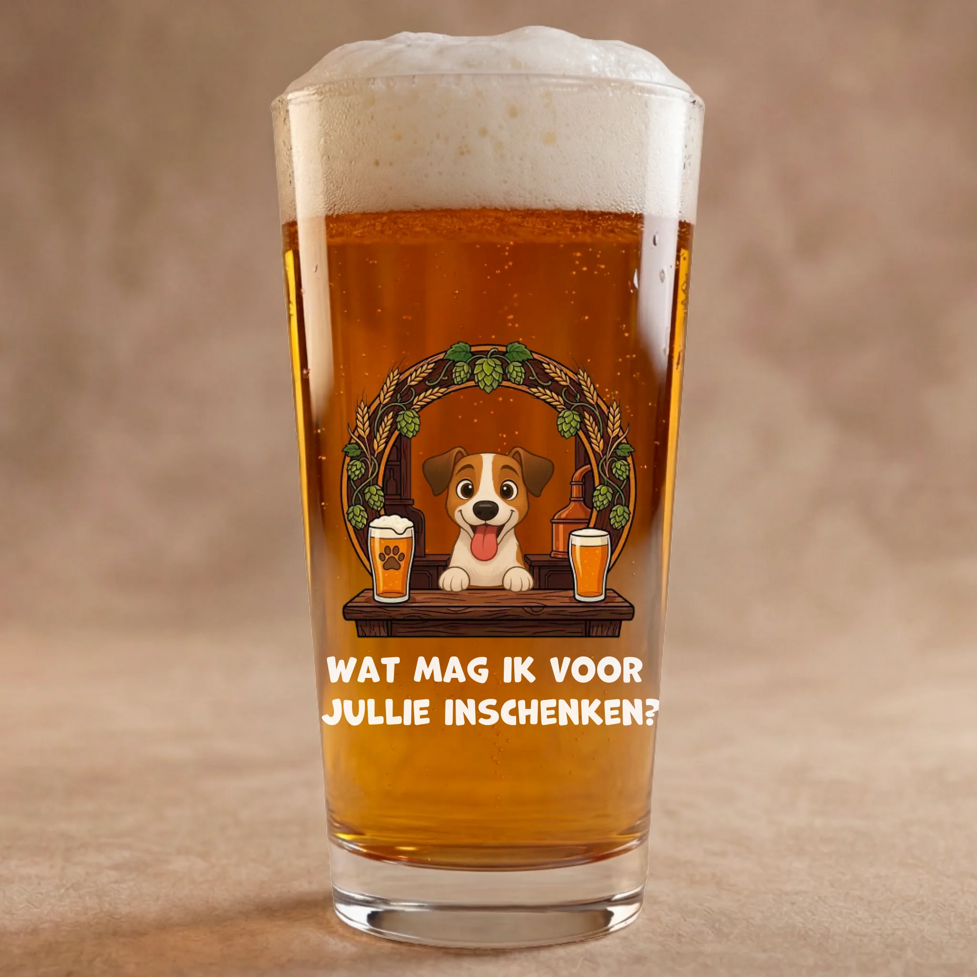 Gepersonaliseerd bierglas met grappige cartoon hond achter de bar en de tekst "Wat mag ik voor jullie inschenken?"