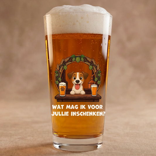 Gepersonaliseerd bierglas met grappige cartoon hond achter de bar en de tekst "Wat mag ik voor jullie inschenken?"