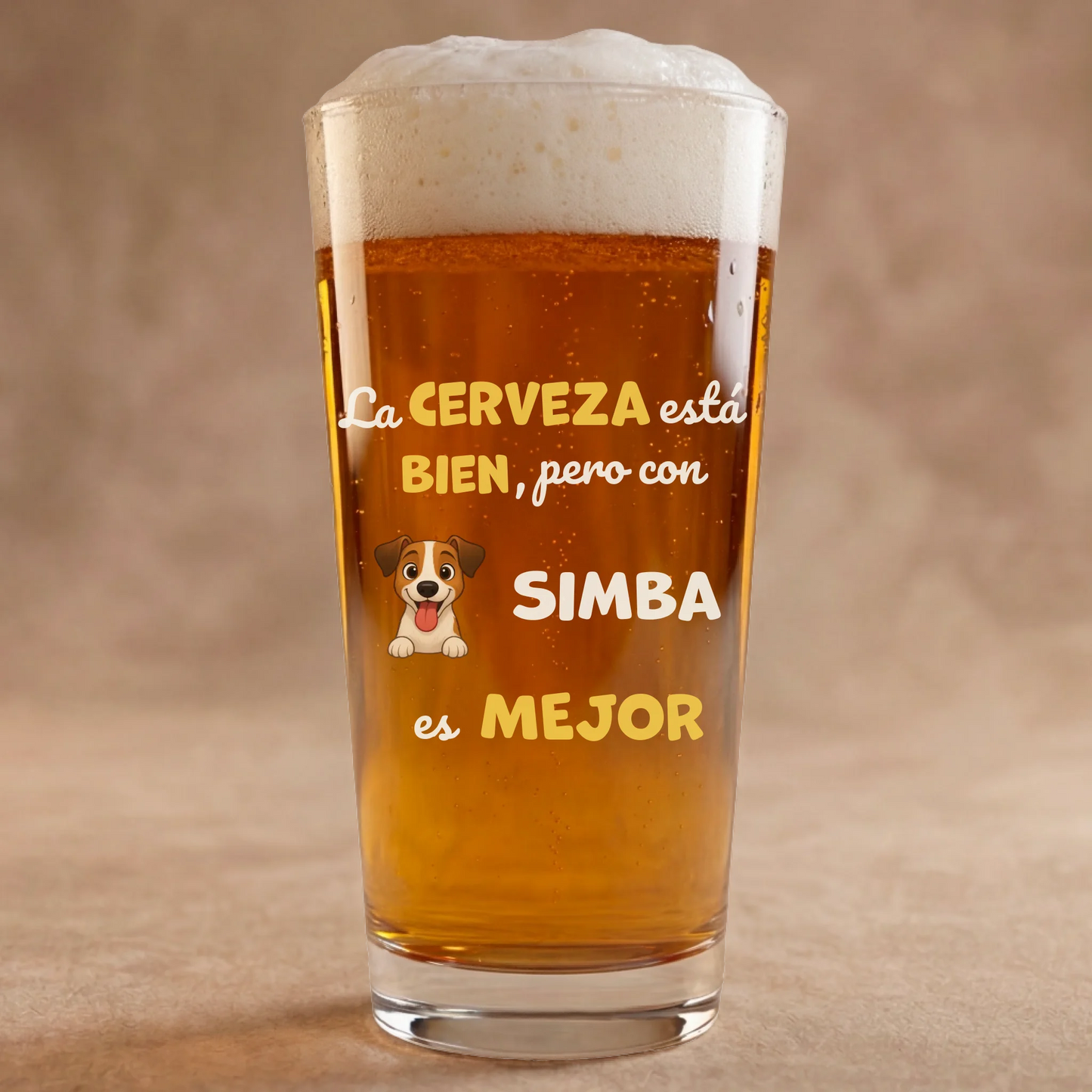 Vaso de cerveza personalizado con perro Jack Russell y nombre, eslogan 'La cerveza está bien pero con [nombre] es mejor'.