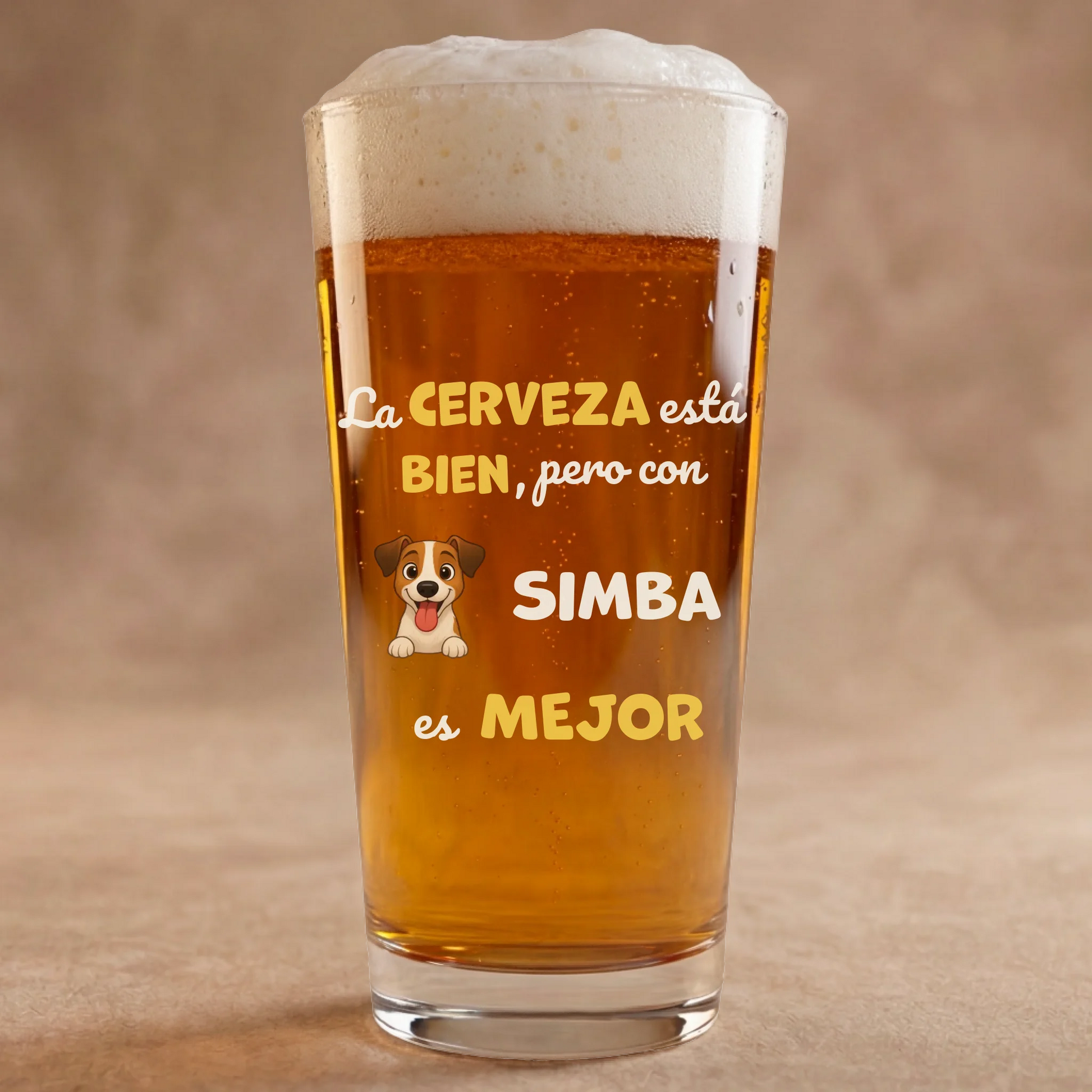 Vaso de cerveza personalizado con perro Jack Russell y nombre, eslogan 'La cerveza está bien pero con [nombre] es mejor'.