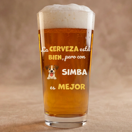Vaso de cerveza personalizado con perro Jack Russell y nombre, eslogan 'La cerveza está bien pero con [nombre] es mejor'.