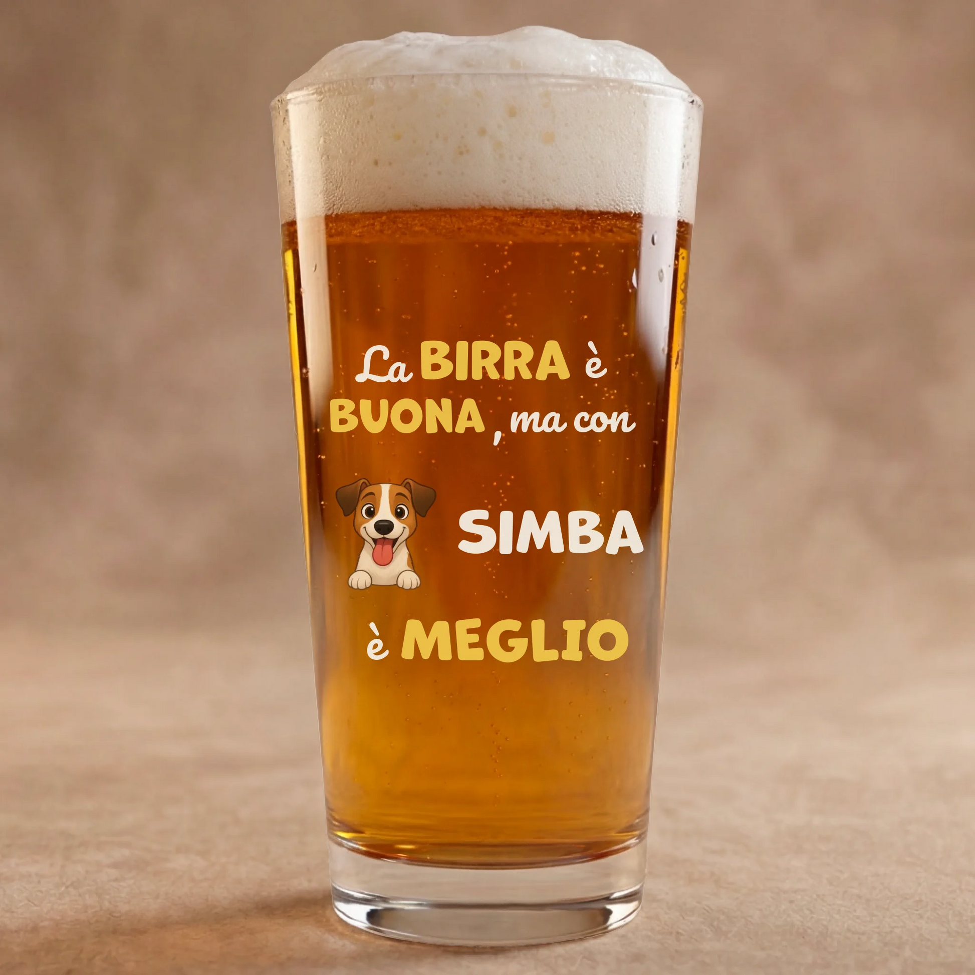 Bicchiere da birra personalizzato con cane cartoon e slogan "La birra è buona ma con [Nome] è MEGLIO".