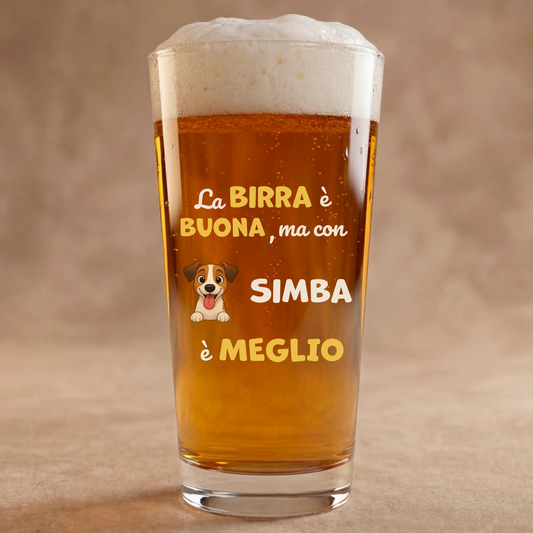 Bicchiere da birra personalizzato con cane cartoon e slogan "La birra è buona ma con [Nome] è MEGLIO".