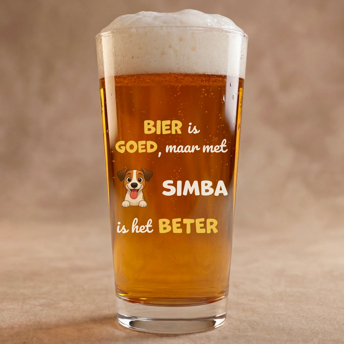 Gepersonaliseerd bierglas met "Bier is goed, maar met [naam] is het beter" en cartoon hond