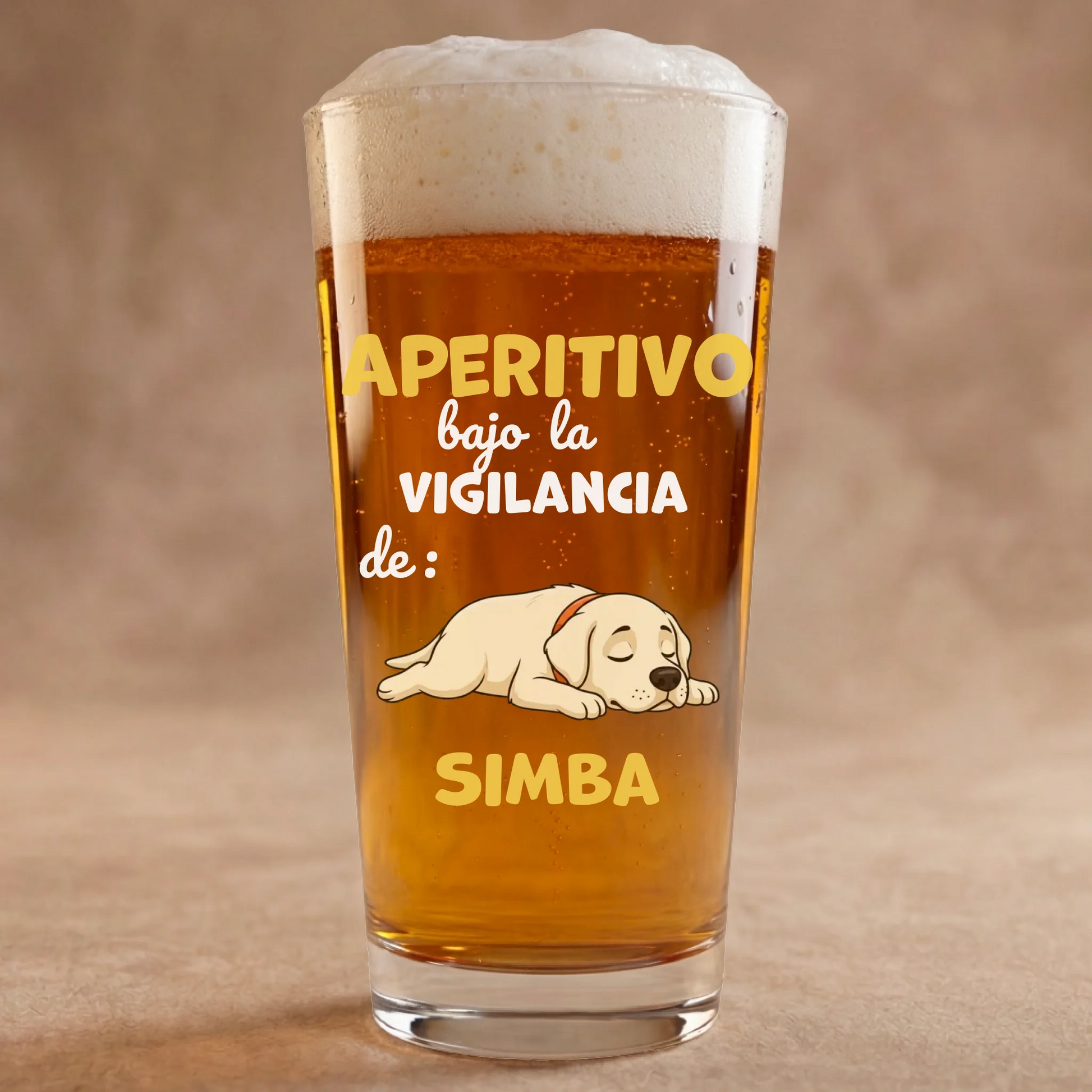 Vaso de cerveza personalizado con diseño 'Aperitivo bajo la vigilancia de' y un perro Labrador dormido.