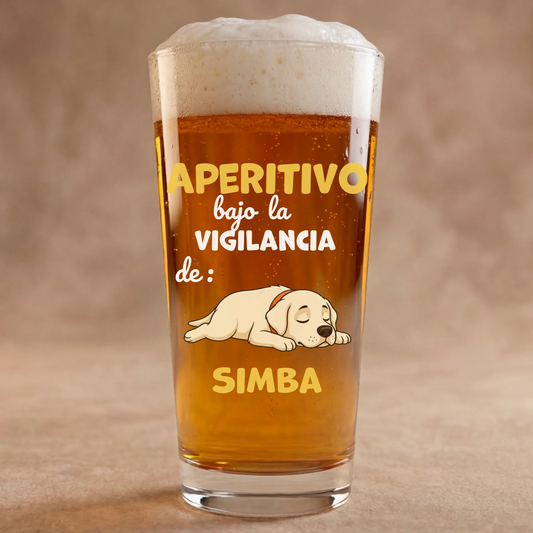 Vaso de cerveza personalizado con diseño 'Aperitivo bajo la vigilancia de' y un perro Labrador dormido.