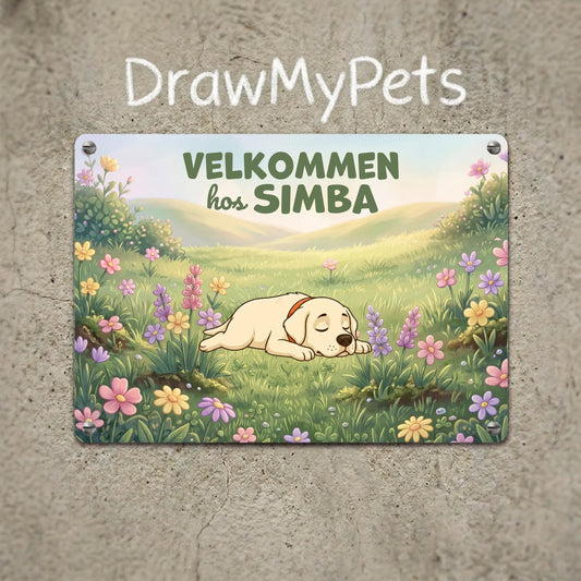 Personligt metalskilt med en sovende gul hund i en blomstereng og teksten 'Velkommen hos [Kæledyrsnavn]'.
