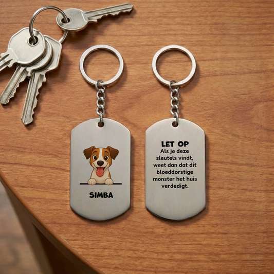 Gepersonaliseerde sleutelhanger met cartoon hond en bloeddorstig monster tekst.