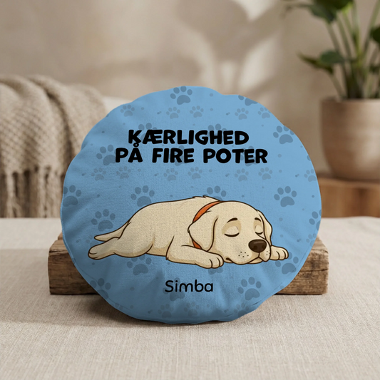 Rund personlig pude med sovende Labrador og teksten 'Kærlighed på fire poter' og navnet Simba