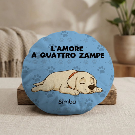 Cuscino rotondo personalizzato con ritratto di cucciolo di Labrador dormiente e slogan "L'amore a quattro zampe".