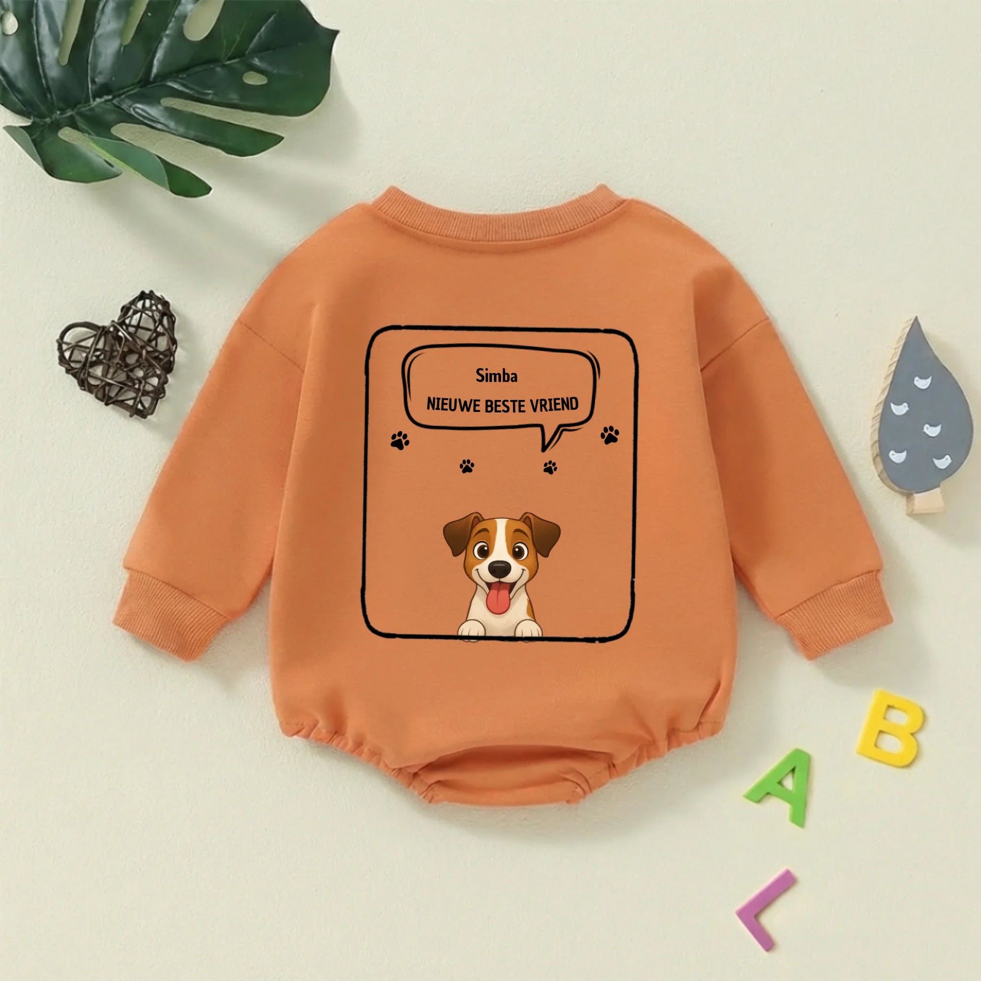 Comfortabele babyromper in smaragdgroen, ideaal voor speeltijd of een dutje.