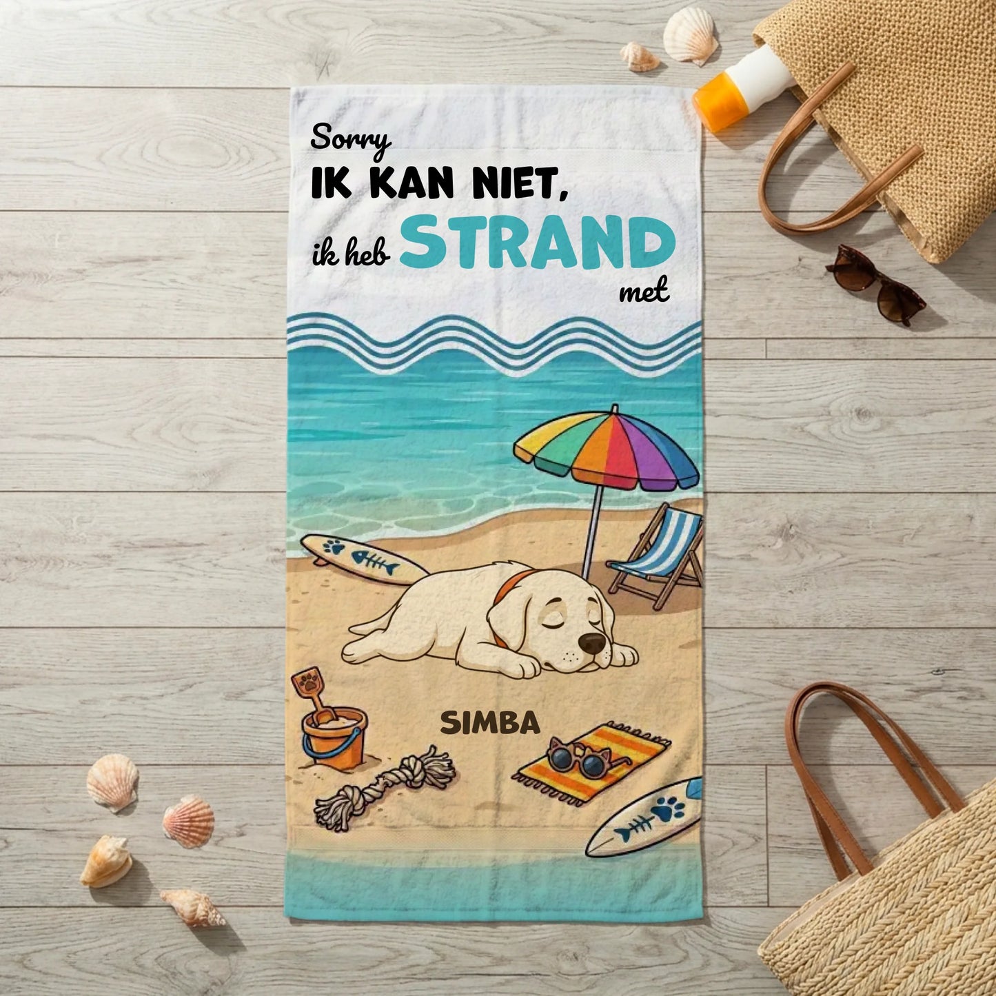 Gepersonaliseerde badhanddoek met cartoonhond aan het strand en de tekst "Sorry, ik kan niet, ik heb STRAND met [naam]".