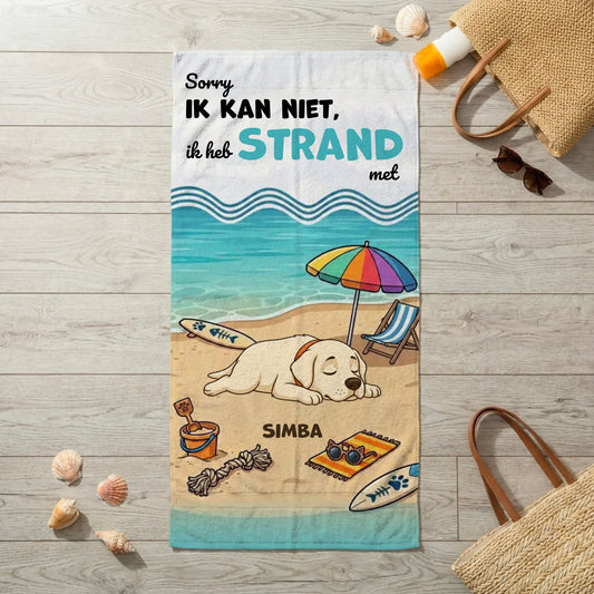 Gepersonaliseerde badhanddoek met cartoonhond aan het strand en de tekst "Sorry, ik kan niet, ik heb STRAND met [naam]".
