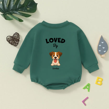 Gepersonaliseerde baby truiromper 'Loved by' met cartoonhond en naam Simba op groene stof