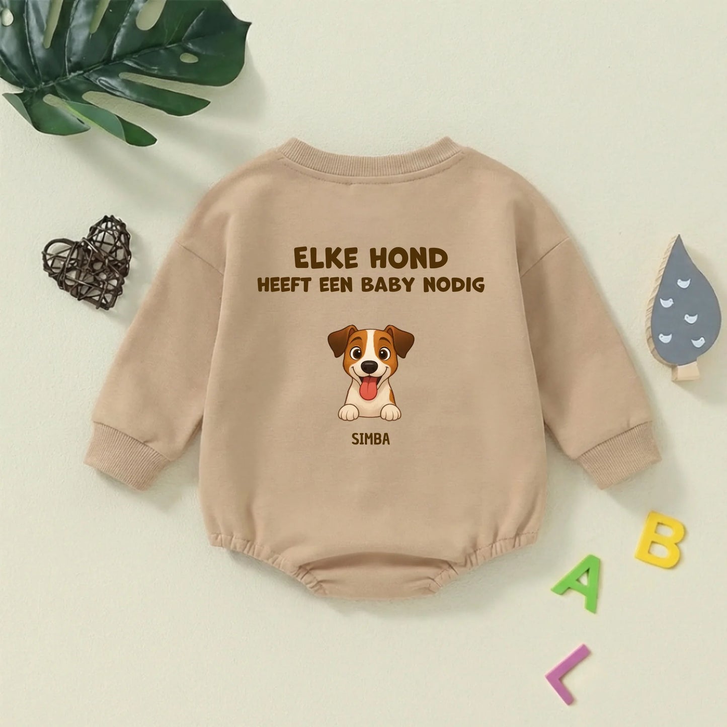 Close-up van de vrolijke cartoonhond en de naam Simba op de groene babyromper