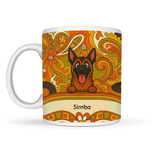 Gepersonaliseerde witte keramische mok met cartoonportret van hond en vrolijk psychedelisch zonnedesign.