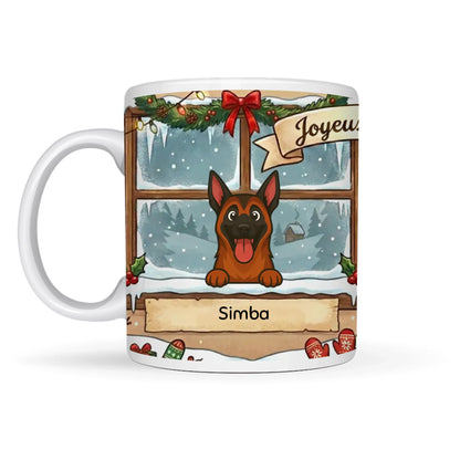 Gepersonaliseerde keramische kerst mok met een vrolijke hond die uit een versierd chalet raam kijkt, met naam Simba.